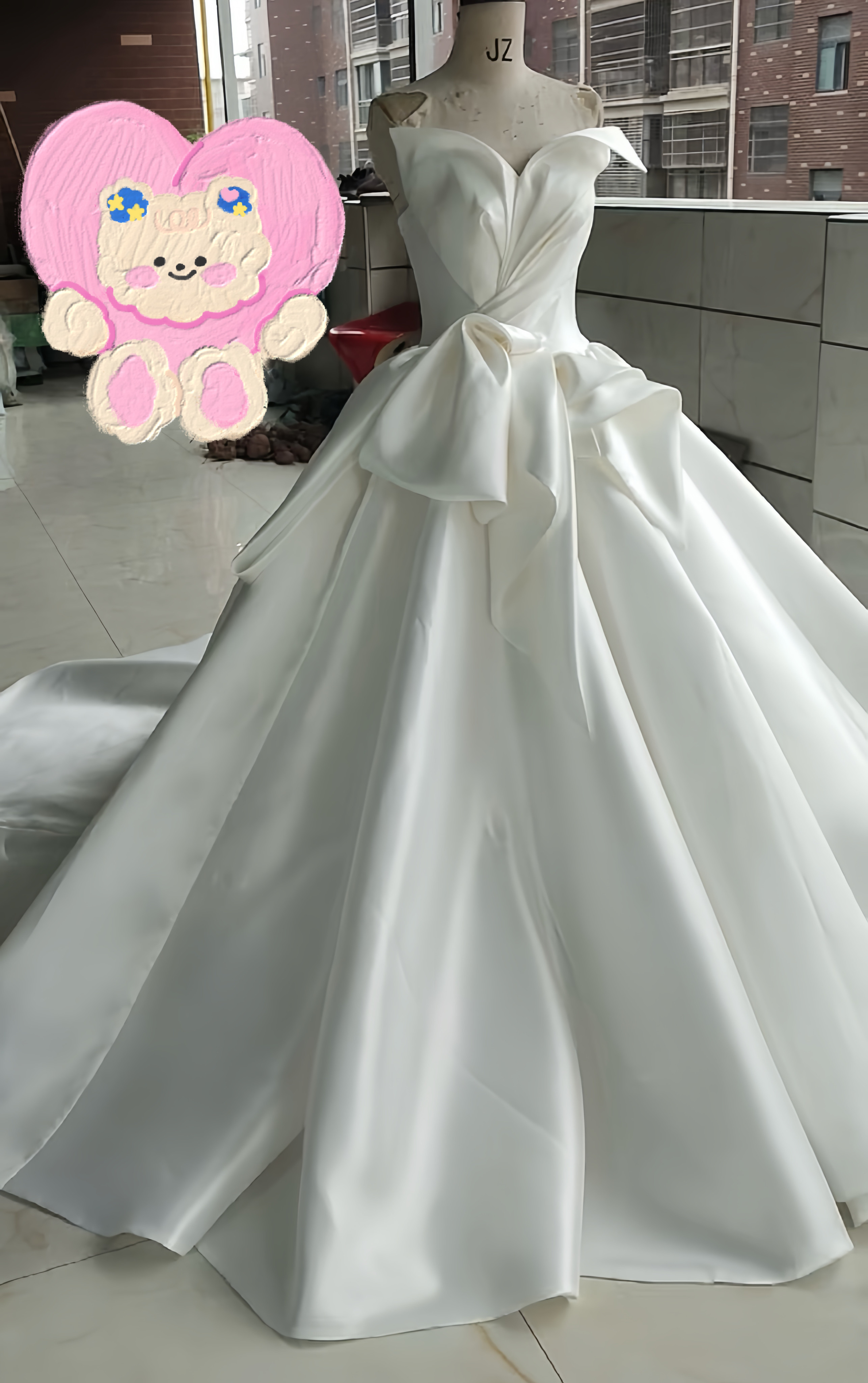 見逃さないで！高品質保証　胸フリル　オフショルダー　オフホワイト　サイズオーダー可能　上品　ロングトレーン披露宴ウェディ