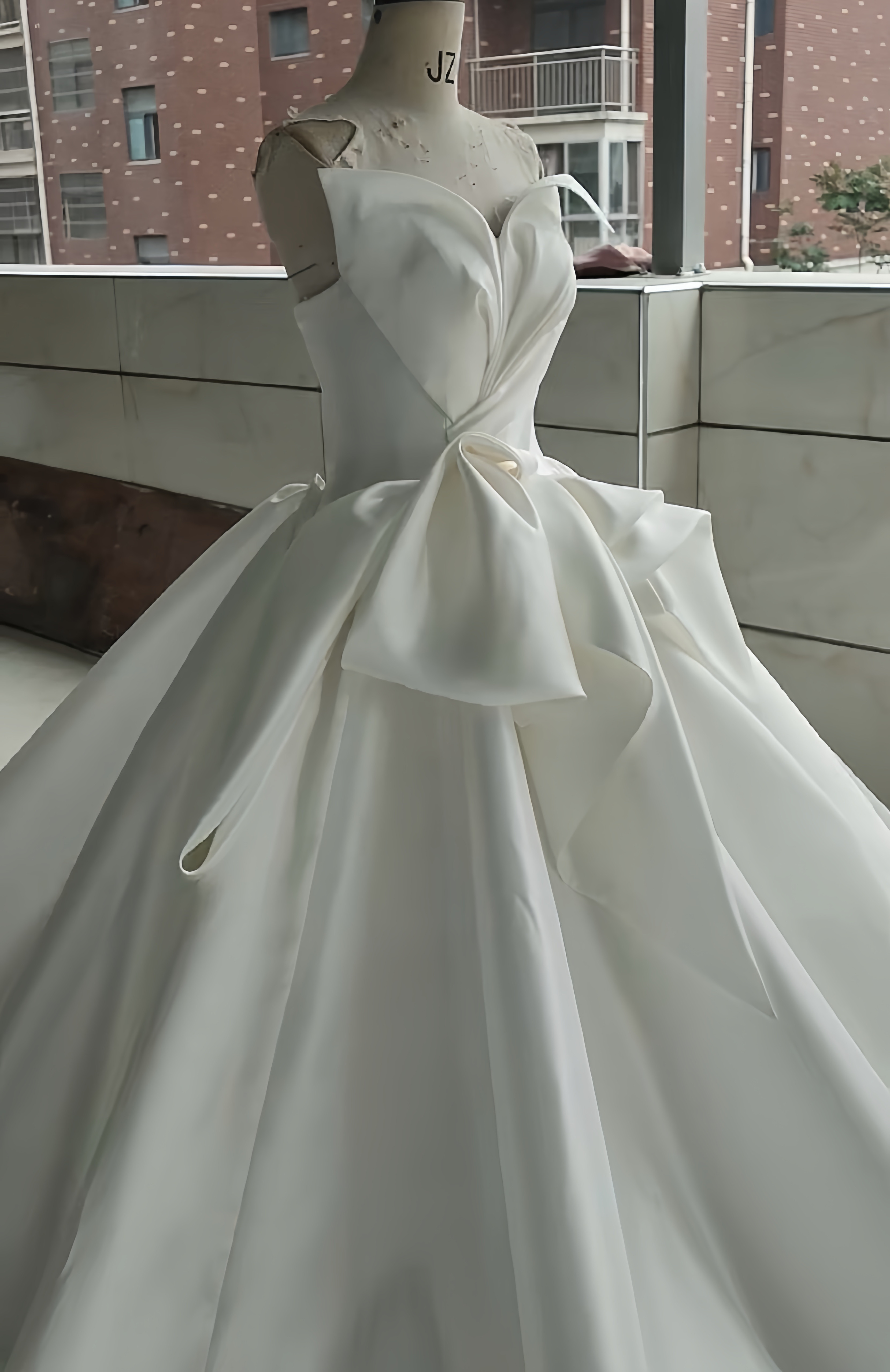 見逃さないで！高品質保証　胸フリル　オフショルダー　オフホワイト　サイズオーダー可能　上品　ロングトレーン披露宴ウェディ