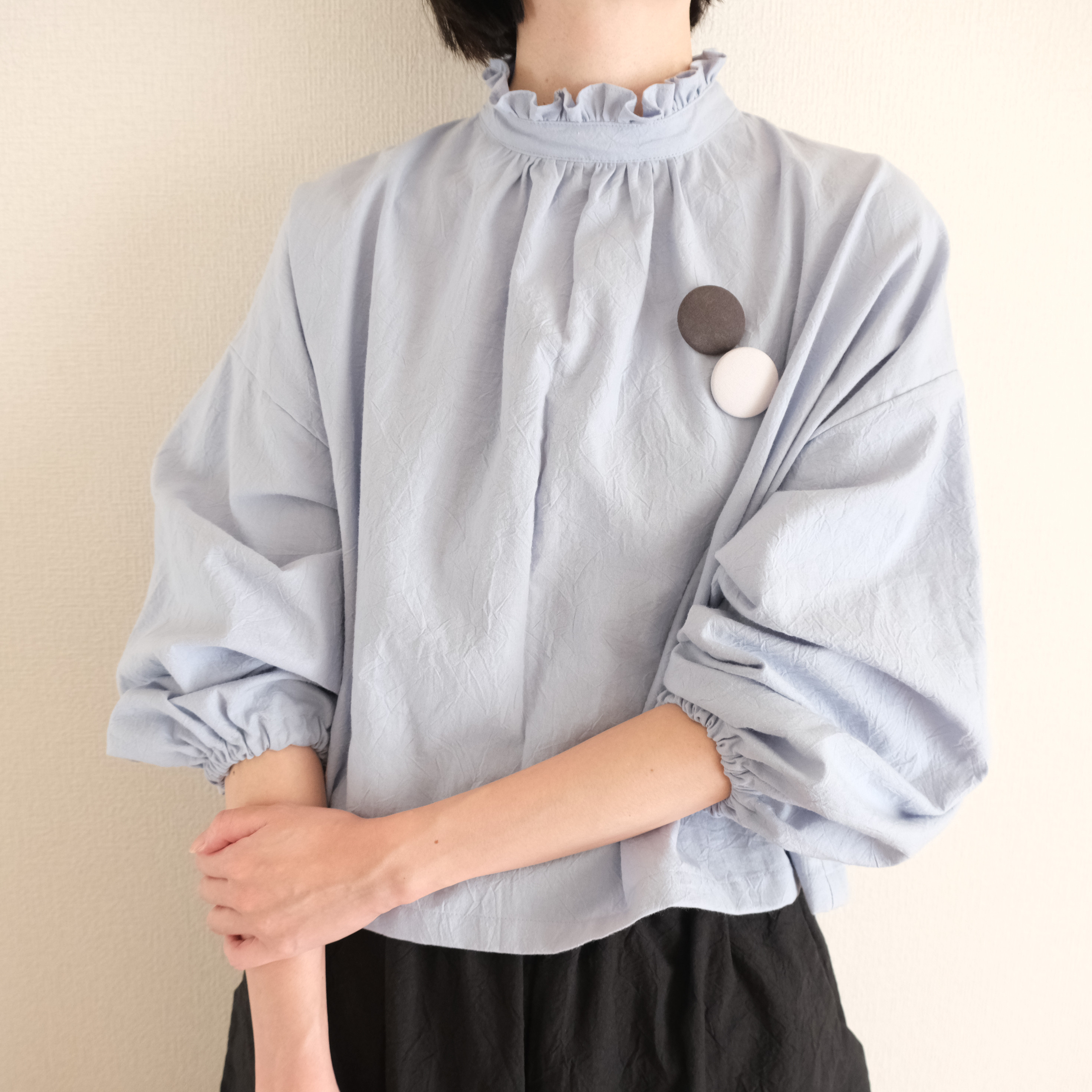 フリルブラウス　くすみブルー　しわ加工　選べるブローチ付き