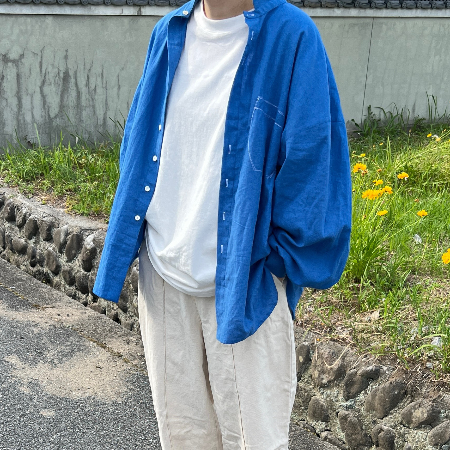 春夏に着たい鮮やかなブルーの2wayハーフリネンシャツ オーバーサイズ