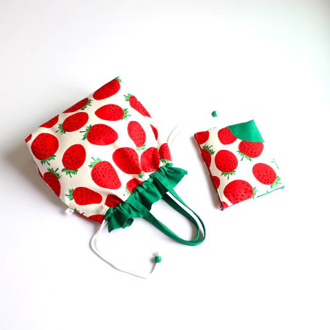 収納ポーチ付き♪たっぷりお買い物バッグ/ぷっくりイチゴ