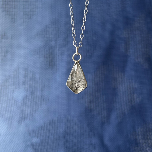 完成品 ブラックルチルネックレス うるぷるシリーズ 小さいひし形 アクセサリー