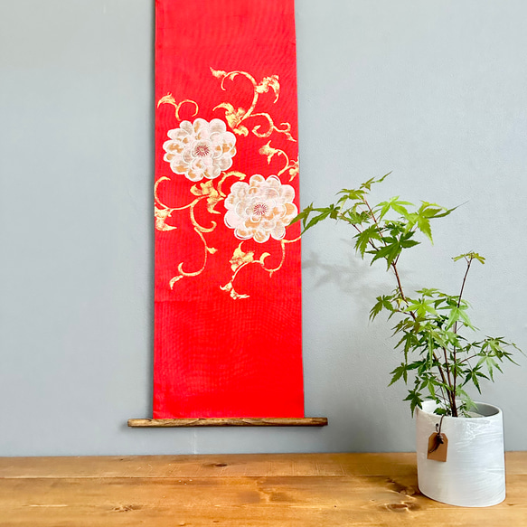 Kimono tapestry 帯のタペストリー 漆黒に秋色の花器 着物