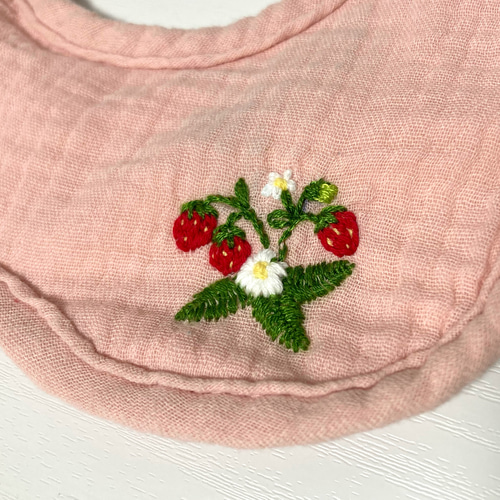 名入り 手刺繍 スタイ ［いちご］ スタイ・よだれかけ AriAri20 通販