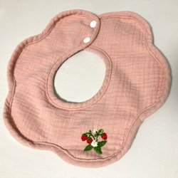 ハンドメイドスタイ　Cleome 様 名入り 手刺繍 スタイ ［いちご］ スタイ・よだれかけ AriAri20