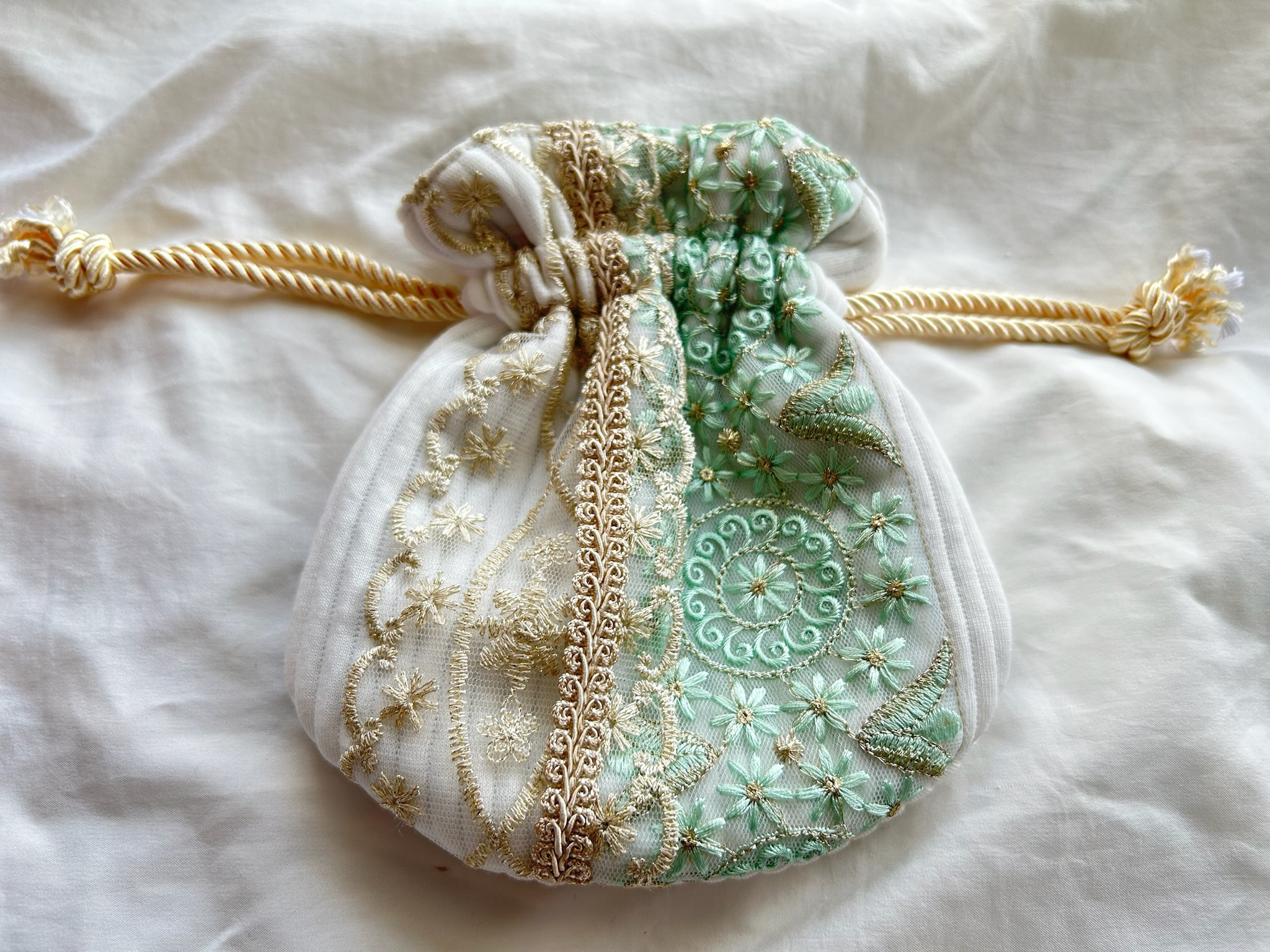 人気商品は マルチポーチ 専用ページ【名入れ刺繍可】刺繍ヌビの保冷巾着 弁当箱・弁当袋