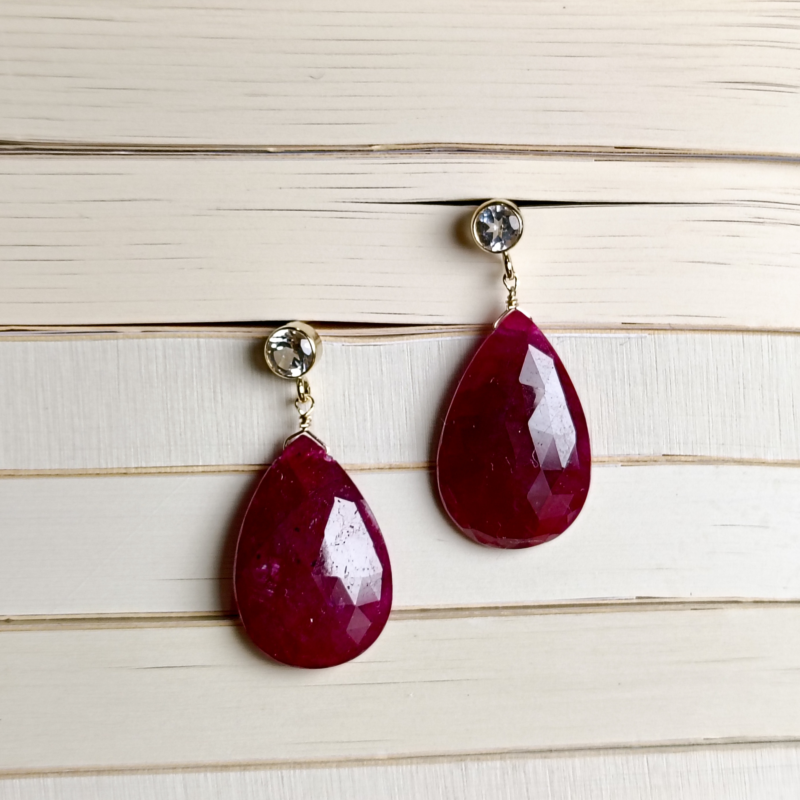 大粒 ルビー × ホワイトトパーズ × 14kgf の ピアス　2.9cm　7月誕生石　ペアシェイプ　ローズカット