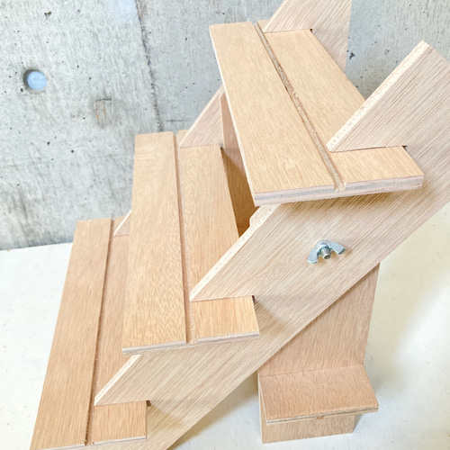 什器 ひな壇3段/30幅/溝入/普通合板〈上質材〉 溝レール付き組立