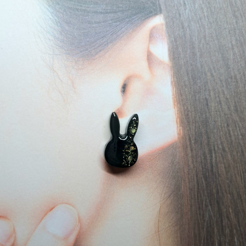 黒うさぎ一粒レジンピアス/イヤリング ゴールドグリッター Mサイズ