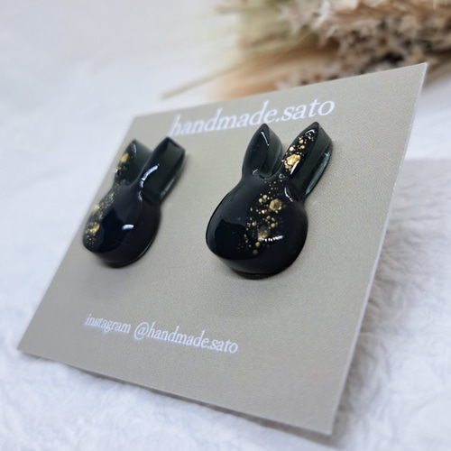 黒うさぎ一粒レジンピアス/イヤリング ゴールドグリッター Mサイズ