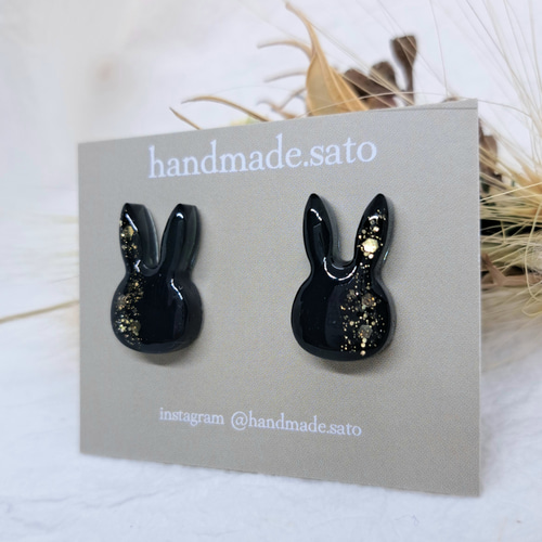 黒うさぎ一粒レジンピアス/イヤリング ゴールドグリッター Mサイズ