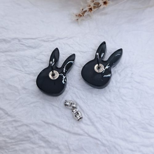 黒うさぎ一粒レジンピアス/イヤリング ゴールドグリッター Mサイズ