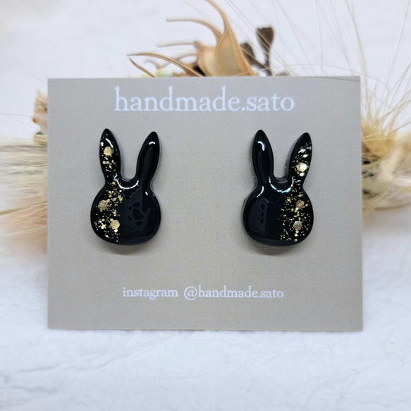 黒うさぎ一粒レジンピアス/イヤリング ゴールドグリッター Mサイズ