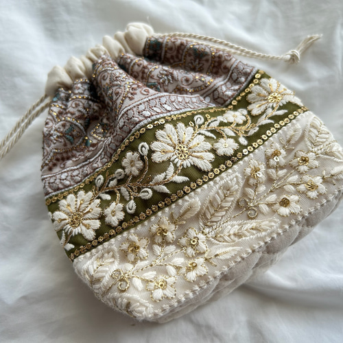 インド刺繍 リボン マチ付き 巾着ポーチ 巾着袋 白×グリーン