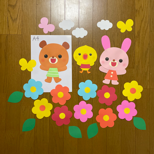 豚さんのお花畑で犬の散歩飾り　カッティングボード飾り　編みぐるみ　壁飾り 壁面飾り【お花畑】定番 春夏秋冬 新年度 保育教材 切り絵 壁面飾り