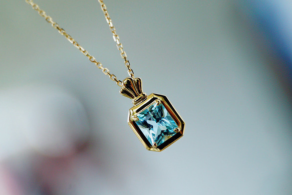 「瓶」シンプル　K18 天然アクアマリン　幸福・富・聡明　3月誕生石　ネックレス　1ct 3枚目の画像