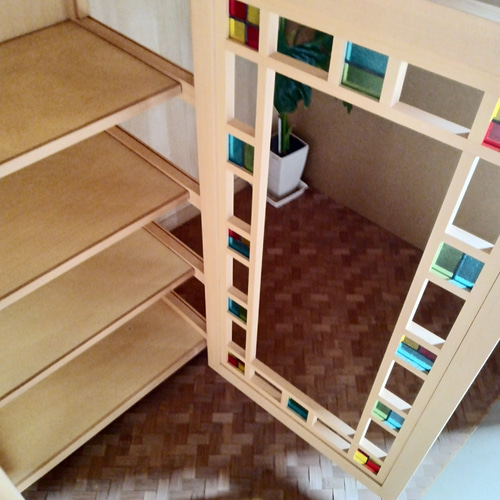 ステンドグラス入り扉のキャビネット ナチュラル色 食器棚 飾り棚 高さ