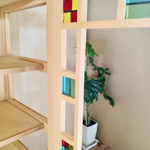 ステンドグラス入り扉のキャビネット ナチュラル色 食器棚 飾り棚 高さ