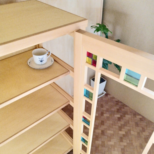 ステンドグラス入り扉のキャビネット ナチュラル色 食器棚 飾り棚 高さ