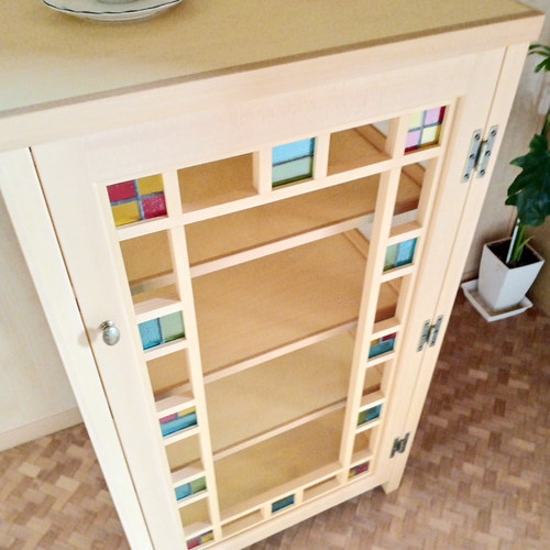 ステンドグラス入り扉のキャビネット ナチュラル色 食器棚 飾り棚 高さ