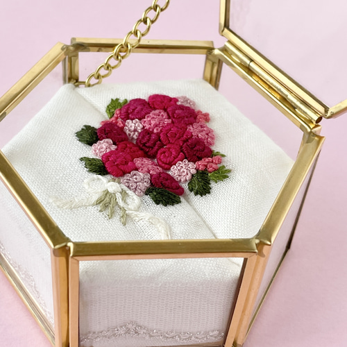 刺繍リングピロー 赤とピンクのバラの花束 六角形ガラスケース入り