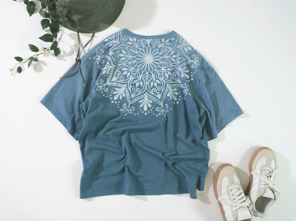 渚のマンダラ ろうけつ染めオーバーサイズtee( ユニセックスサイズ) *ash blue* 1枚目の画像