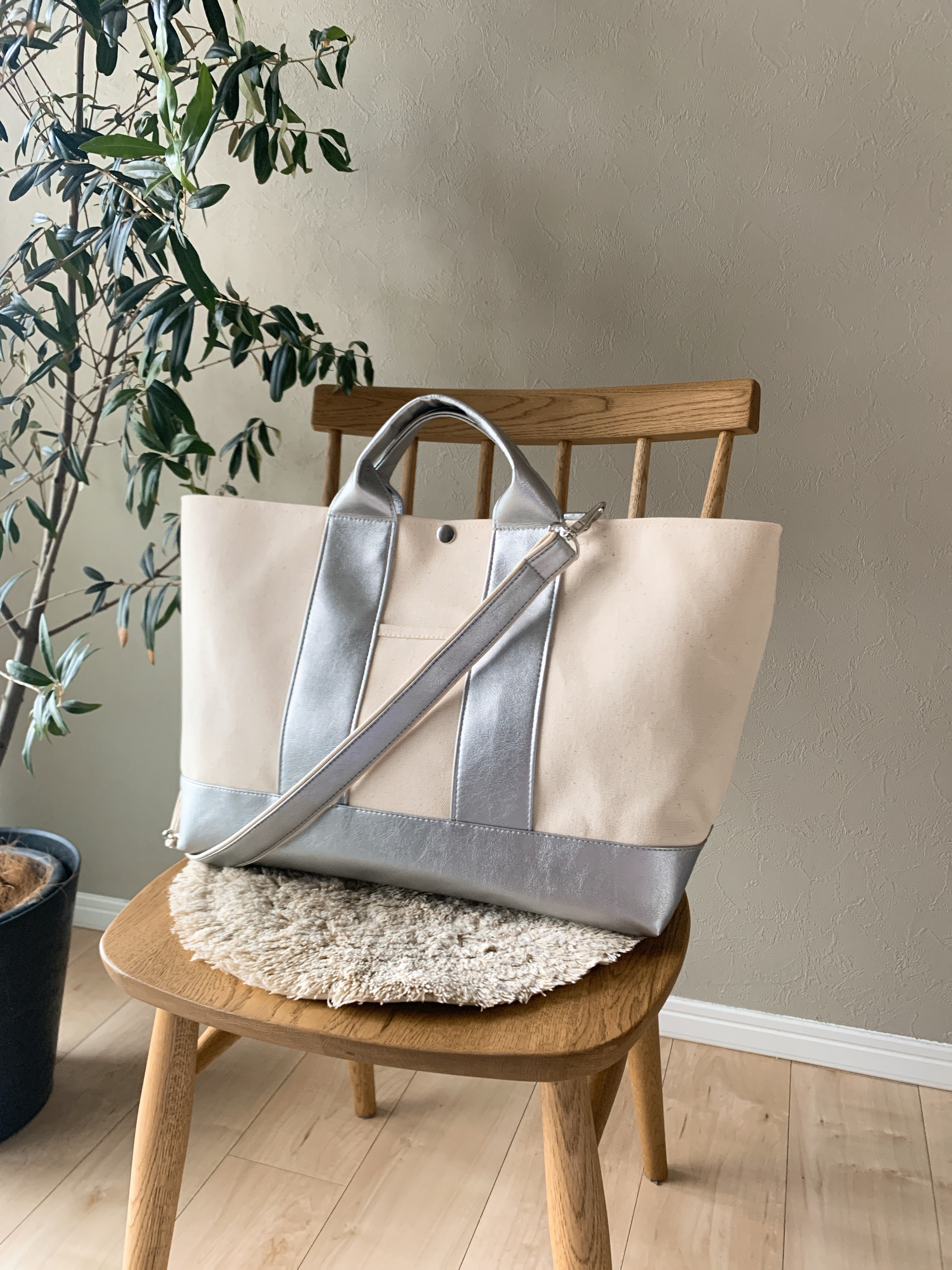 2wayオトナボートトート （Ｌ）生成り×レザーシルバー　　　　軽量　旅行　通勤　内ポケット　A4対応