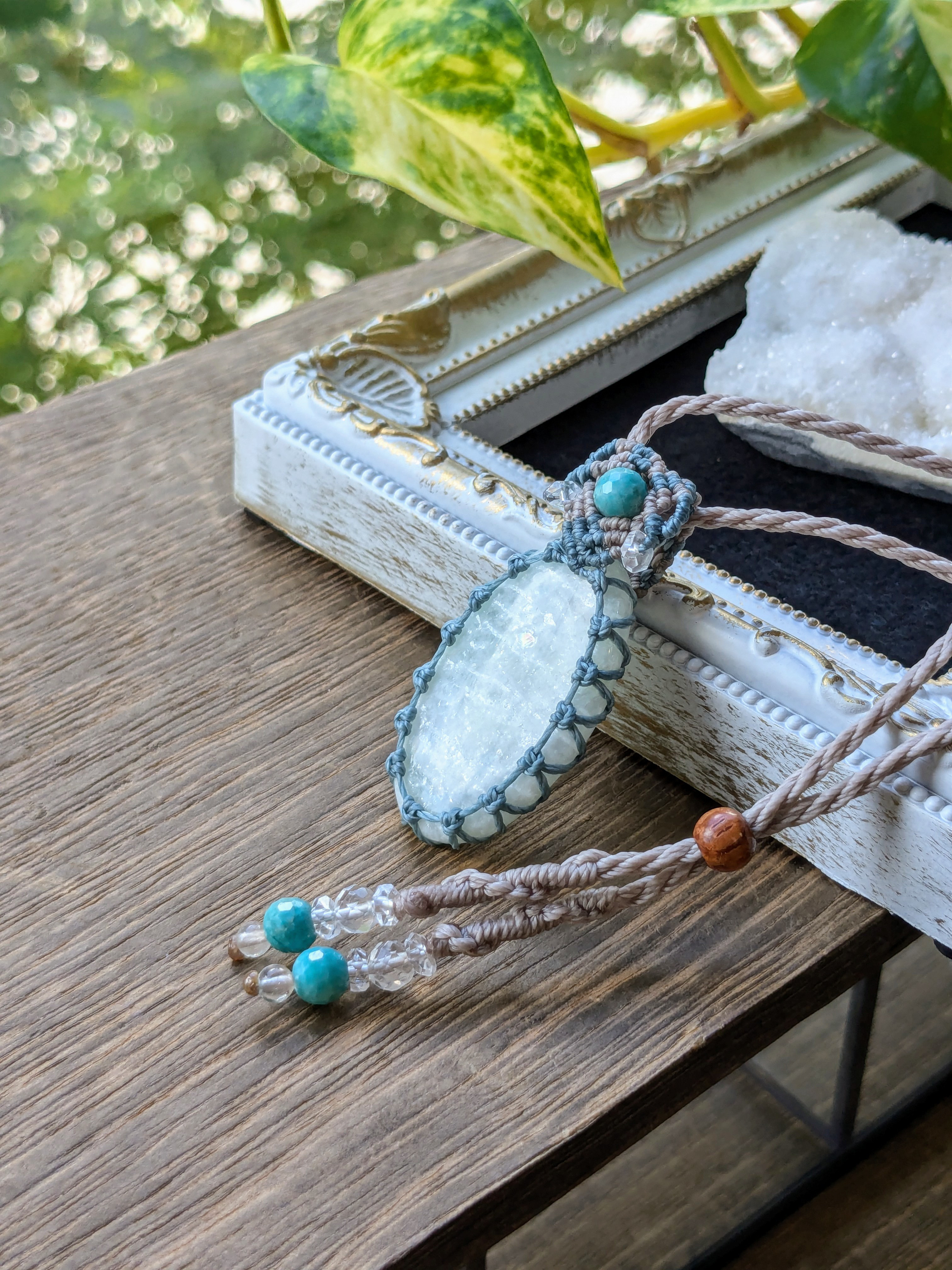 ☆ホワイトカラー☆虹入り☆シャイニーアマゾナイト・アマゾナイト(天河石)☆マクラメ編みネックレス 183・マクラメネック