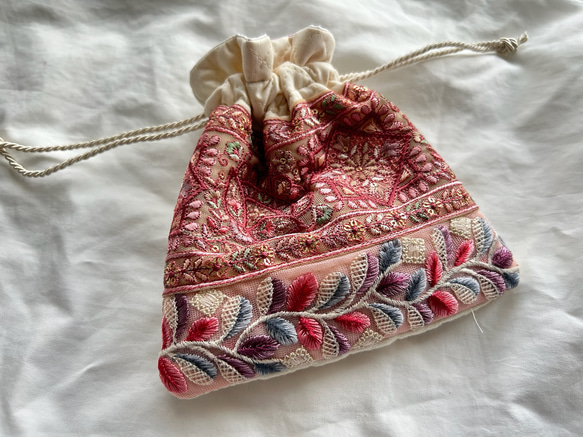 インド刺繍リボン　巾着ポーチ インド刺繍 リボン 巾着ポーチ 巾着袋 巾着 ホワイト×キルト生地