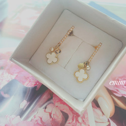 Flower Mother Of Pearl Stick Zirconia Pearl Pierce 3枚目の画像