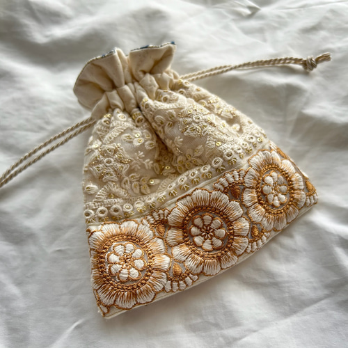 最新のデザイン リボン インド刺繍 巾着ポーチ ホワイト×キルト生地 巾着 巾着袋 財布・ケース・小物入れ