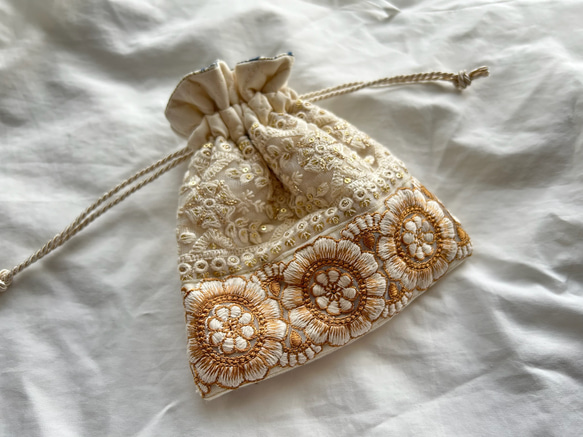 インド刺繍 リボン 巾着ポーチ 巾着袋 巾着 ホワイト×キルト生地