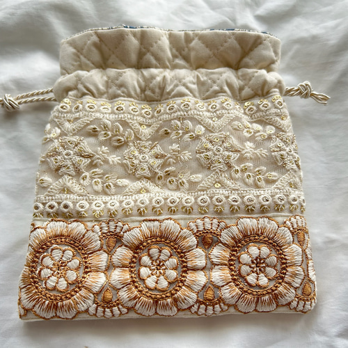 インド刺繍 リボン 巾着ポーチ 巾着袋 巾着 ホワイト×キルト生地 インド刺繍 リボン 巾着ポーチ 巾着袋 巾着 ホワイト×キルト生地