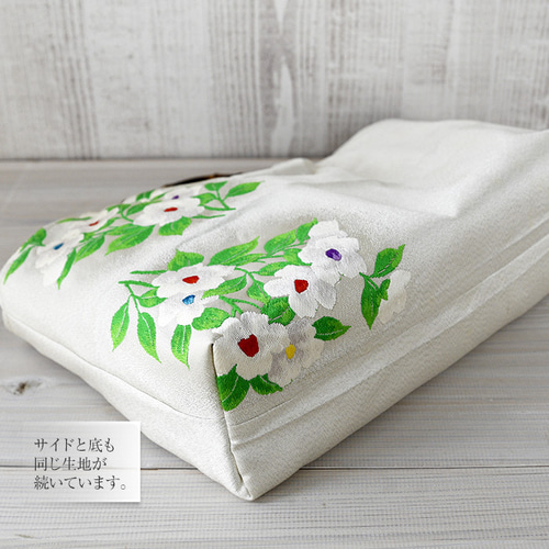 博多献上柄 帯リメイク　オフホワイト×スモーキーグリーン バネハンドルバッグ 博多献上柄 帯リメイク オフホワイト×スモーキーグリーン バネ