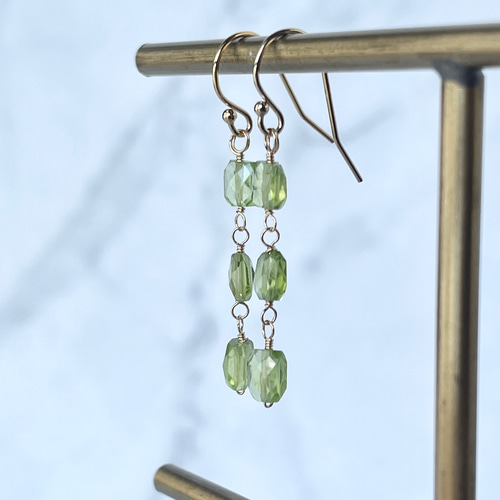 ペリドット＊ピアス＊天然石＊シンプル＊オシャレ＊小さめ ペリドット ミニピアス 原石 鉱物 天然石 シンプル 仕事