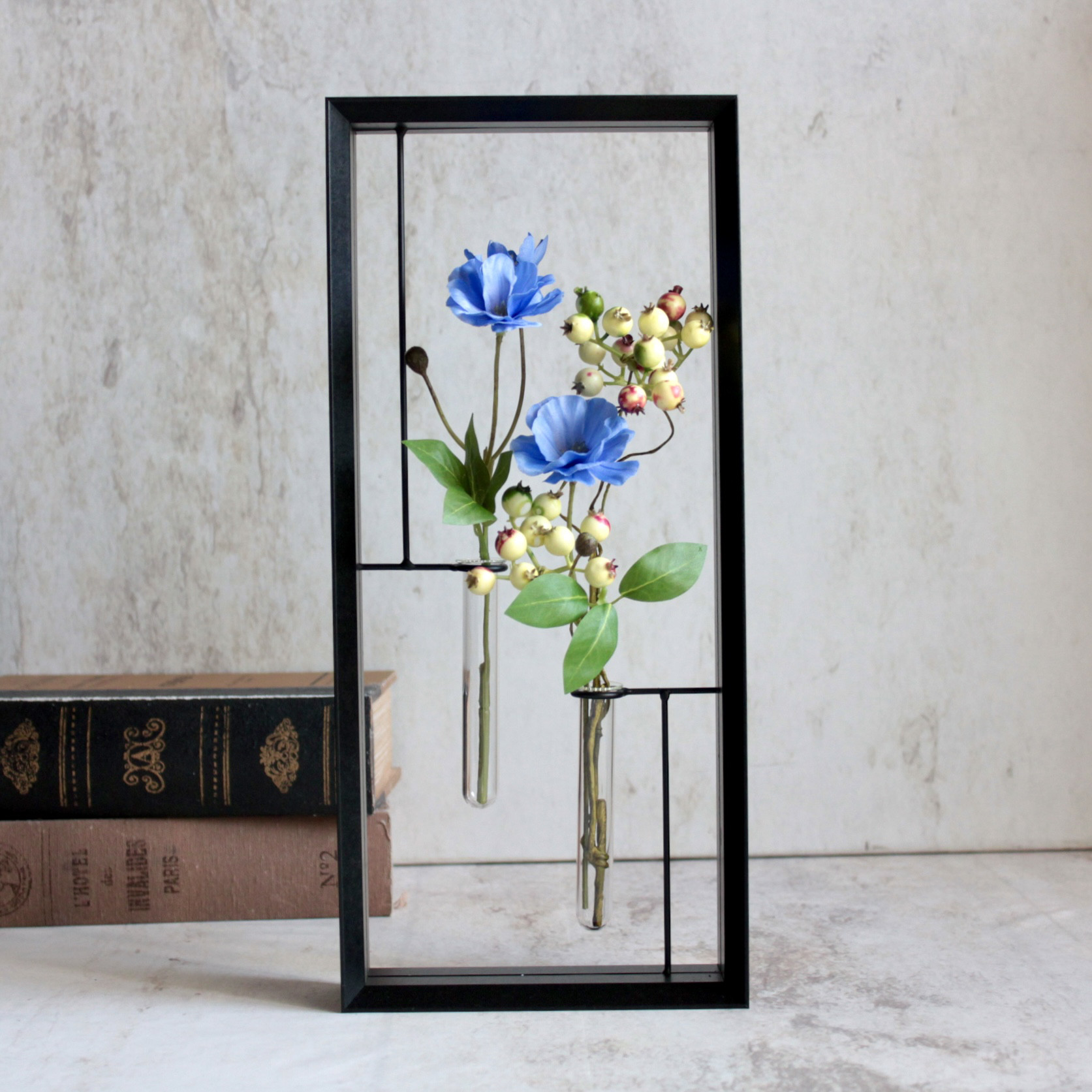 キンポウゲとベリーの造花setフレームに飾る二輪差しのモダンアレンジ【花器付き】