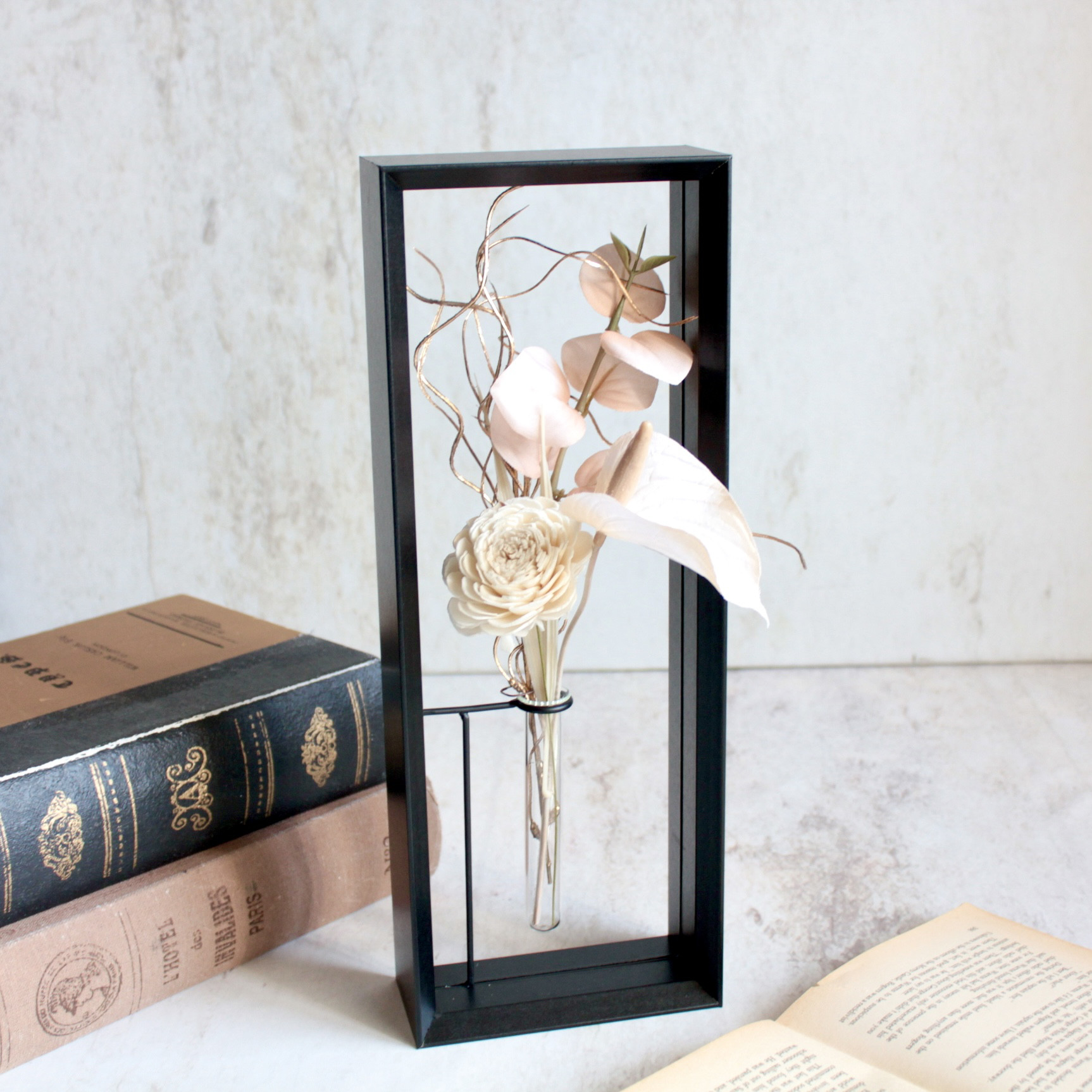 フレームに飾る1輪差しのモダンアレンジ【花器付き】
