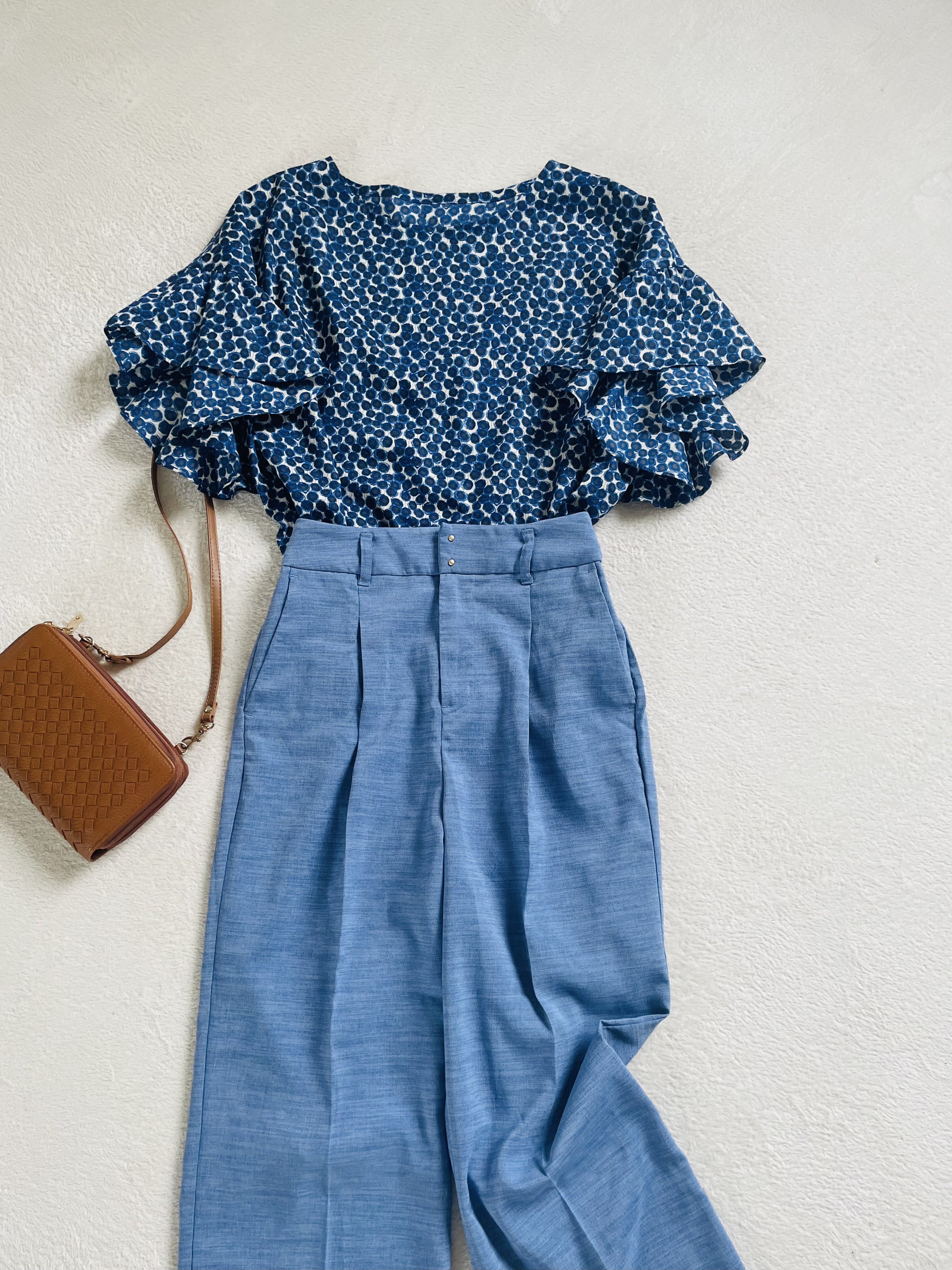 黄色、赤入荷❣️リバティ花柄ブルー、一点のみ送料無料❣️素敵なフリル袖のブラウスブルー