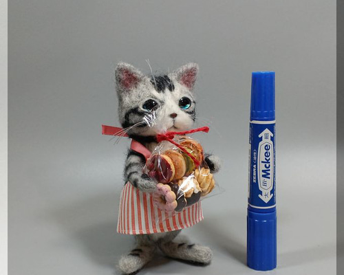 羊毛フェルト 猫 立ちニャンコ ドーナツ大好き猫さん ねこ ネコ
