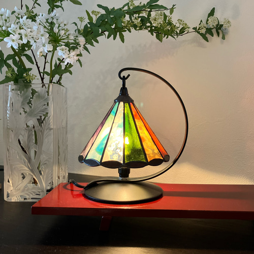 リゾート感×高級感と天然素材の貝殻シェードで虹色に美しく輝くテーブルランプ リゾート感×高級感と天然素材の貝殻シェードで虹色に美しく