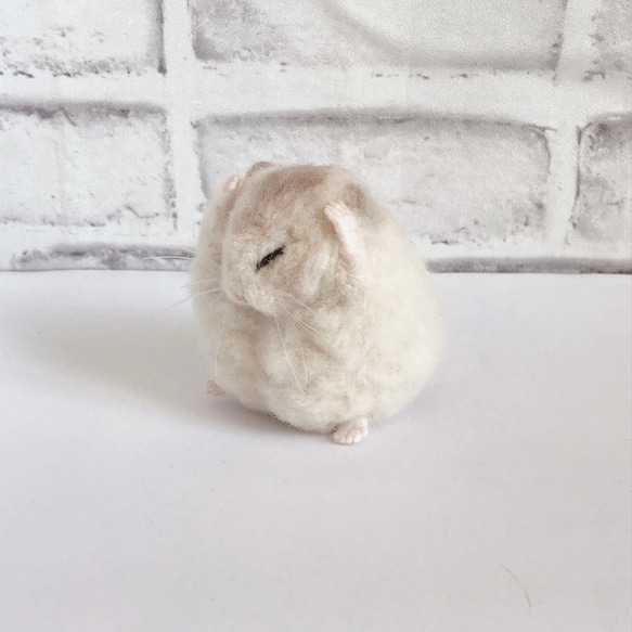 くしくし中のまんまるハムスター（プディング） 羊毛フェルト