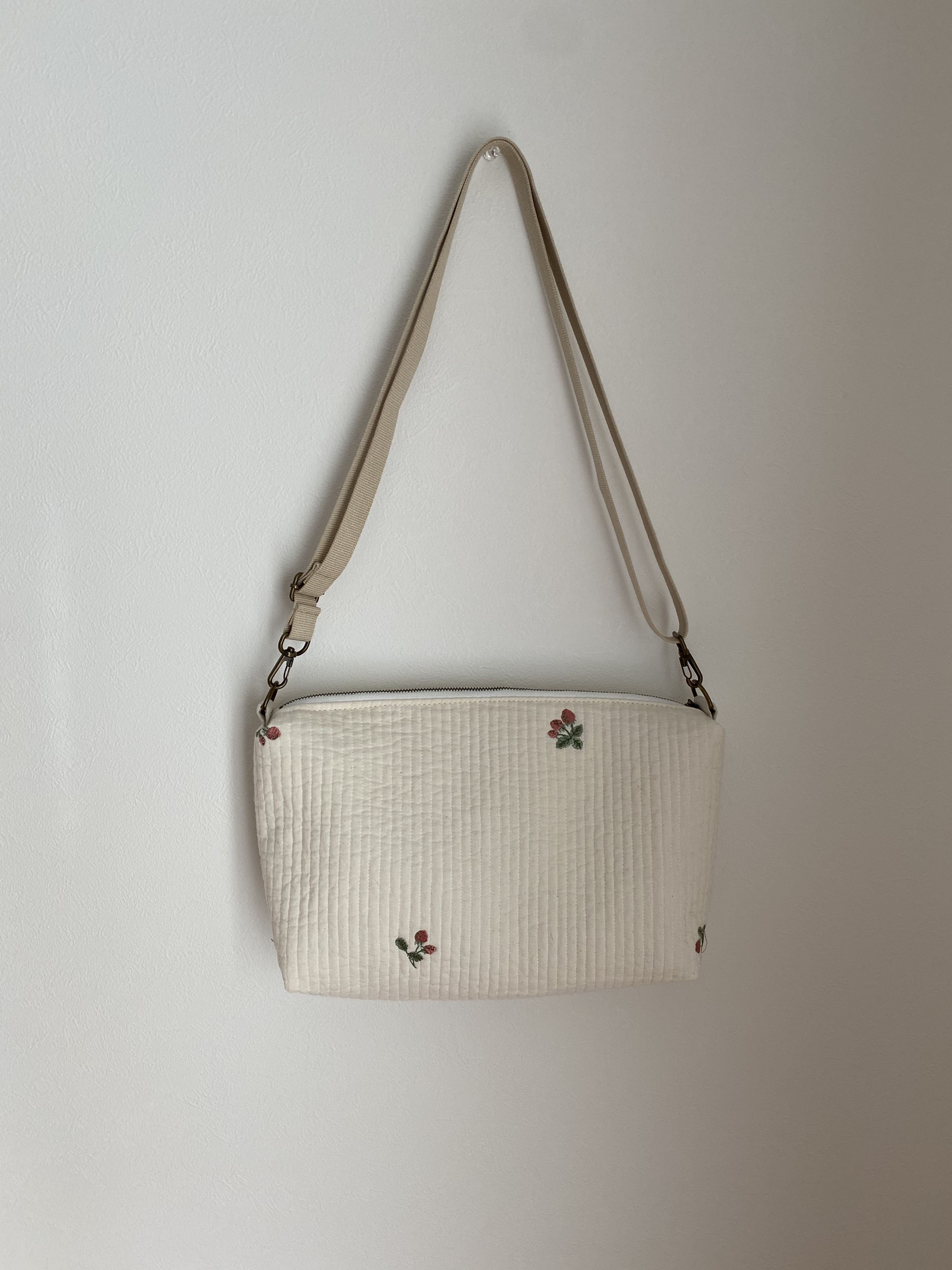 ショルダーバック　クリーム系刺繍
