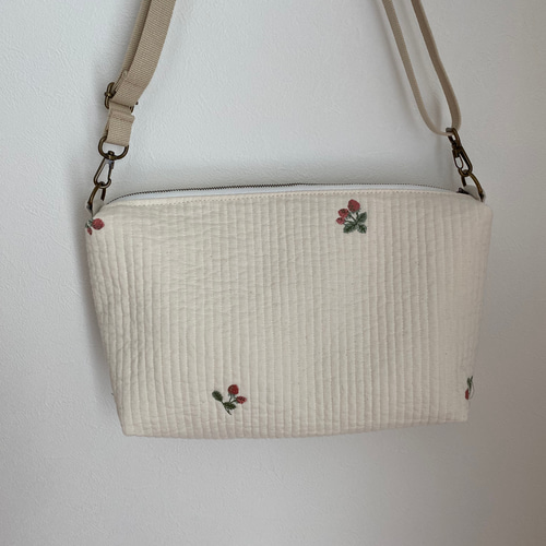 送料無料】ヌビショルダーバッグ（ストロベリー刺繍）ホワイト。ペット