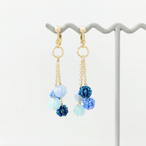 青と水色のポンポンイヤリング/ピアス ＜推し色ビーズボール