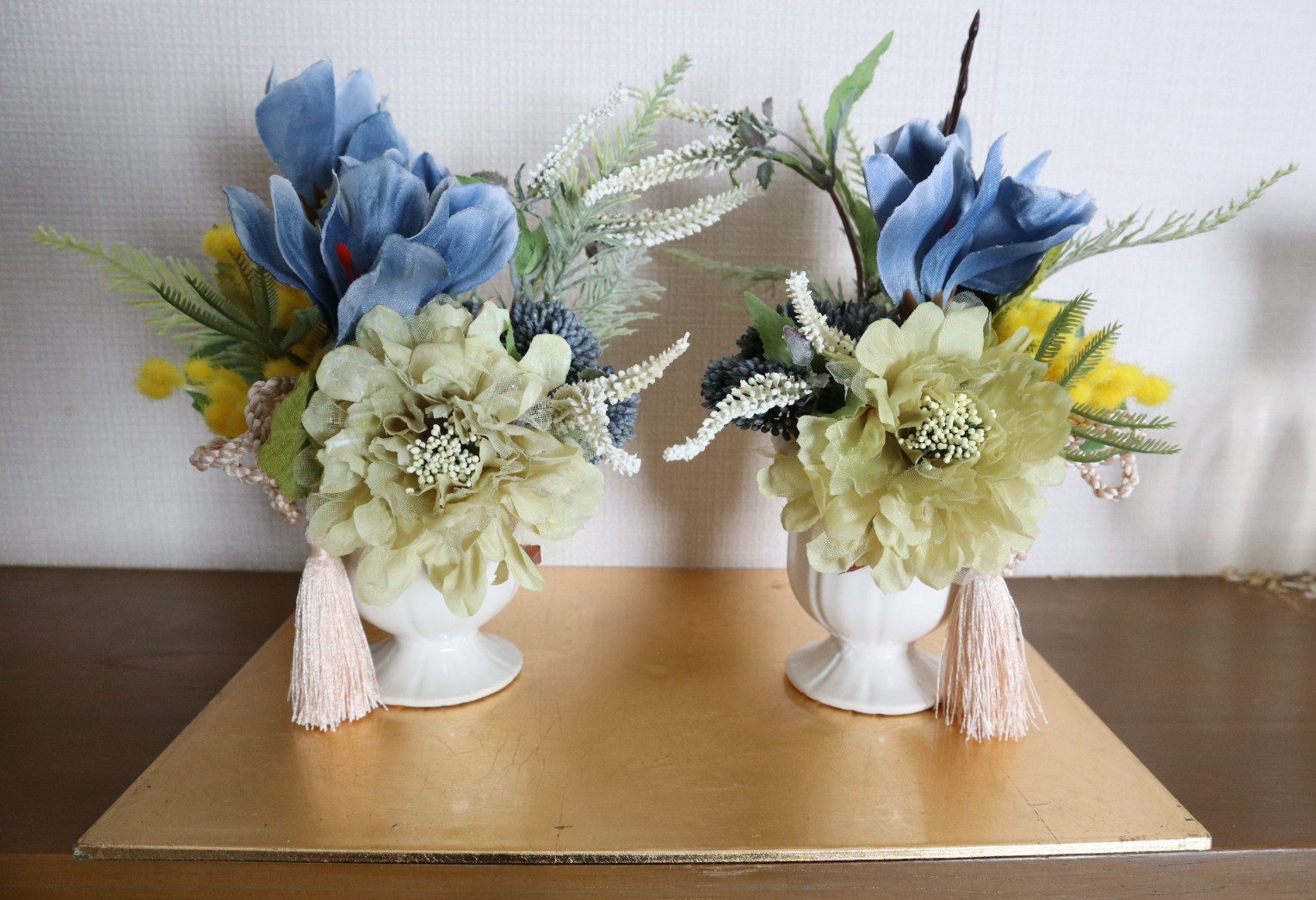 仏花10年以上飾れるご仏壇用Sサイズアレンジ　お盆　送料込み（ベージュ系ミニアレンジ1対）（No.393-188）