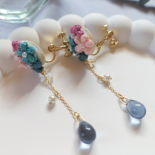 mapleさま専用◎手作り雫ガラスのピアスとイヤリング ４点おまとめ 花雫 mini ピアス / イヤリング 01」ガラス レディース とんぼ玉