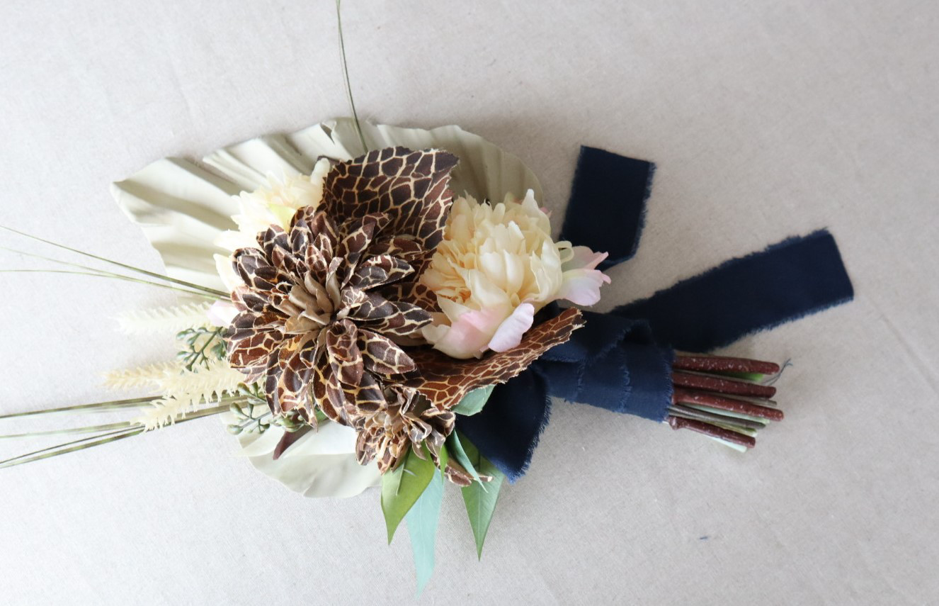 サファリ柄ブーケ　キリン模様ダリア　ホワイトリーフ　送料込み　（No.393-192） 7,100円