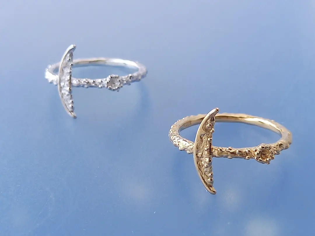 光受けて　リング