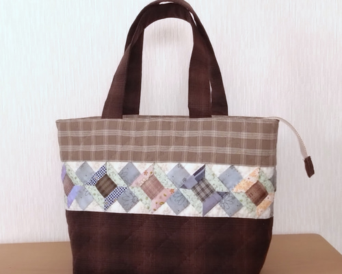 簡単型紙で作るパッチワークキルトのワンハンドルバック　#ワンハンドルバック　#onehandlebag #patchwork  #patchworkquilt #パッチワーク　#パッチワークキルト