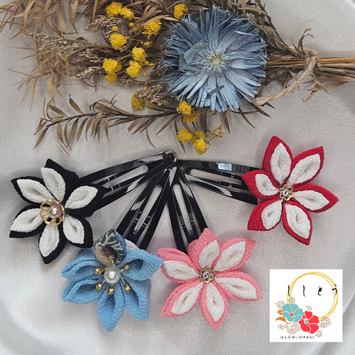 つまみ細工のシンプルな花パッチン☆大人可愛いブラックカラー 剣  